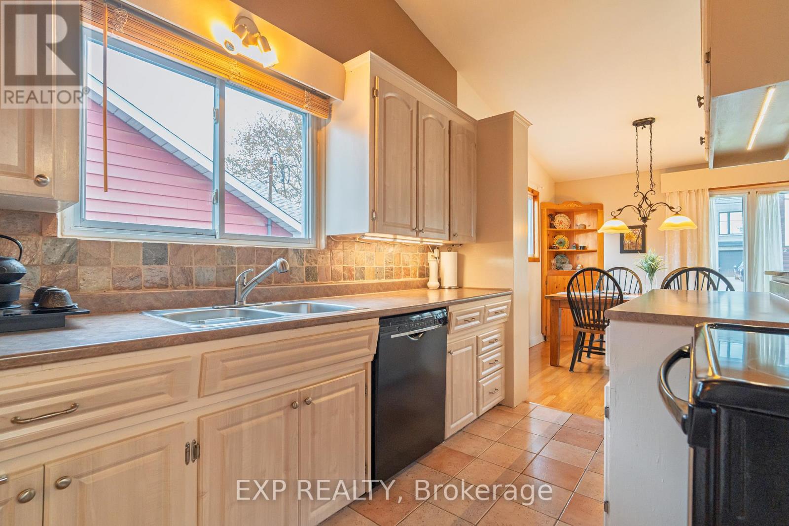 220 Ancaster Avenue, Ottawa, Ontario  K2B 5B3 - Photo 9 - X12381932
