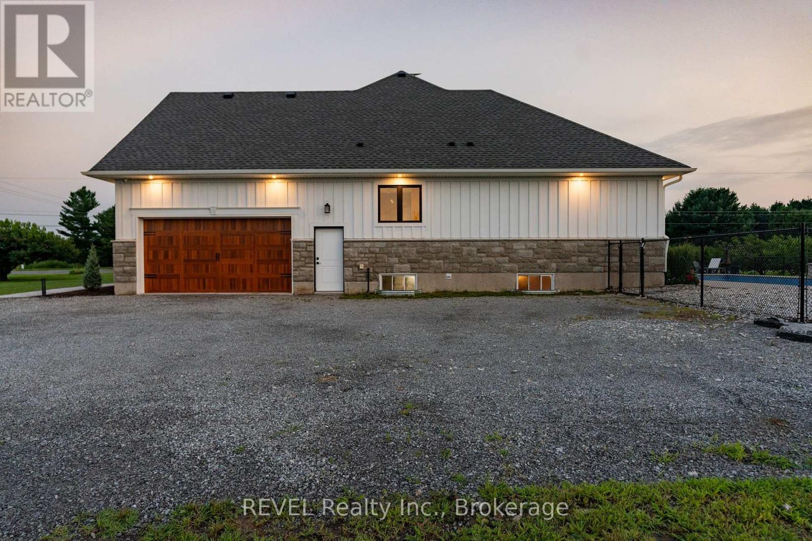 864 Concession 1 Rd Road, Niagara-On-The-Lake, Ontario  L0S 1J0 - Photo 4 - X12382055