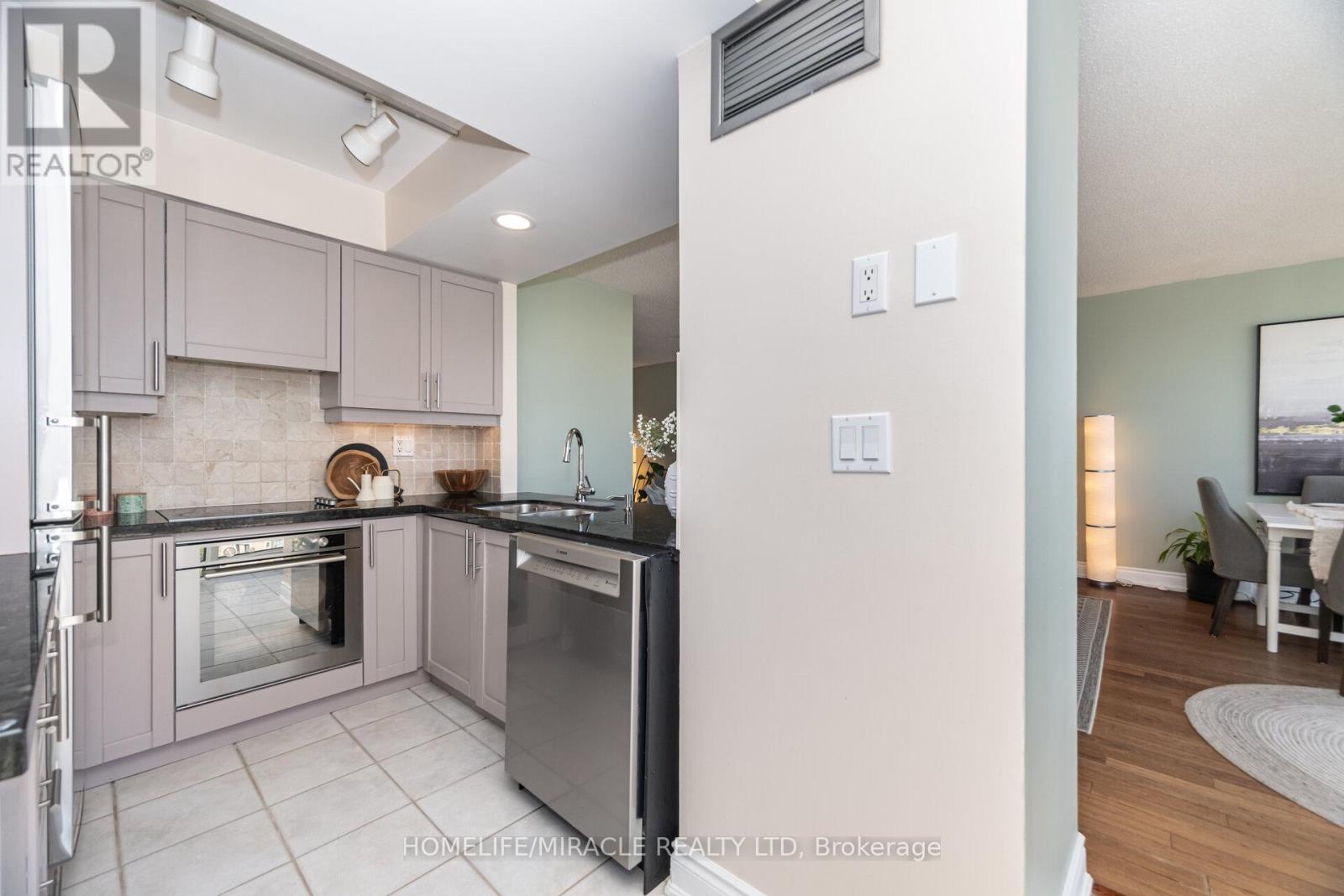 1701 - 50 Eglinton Avenue W, Mississauga (Hurontario), Ontario  L5R 3P5 - Photo 21 - W12381880