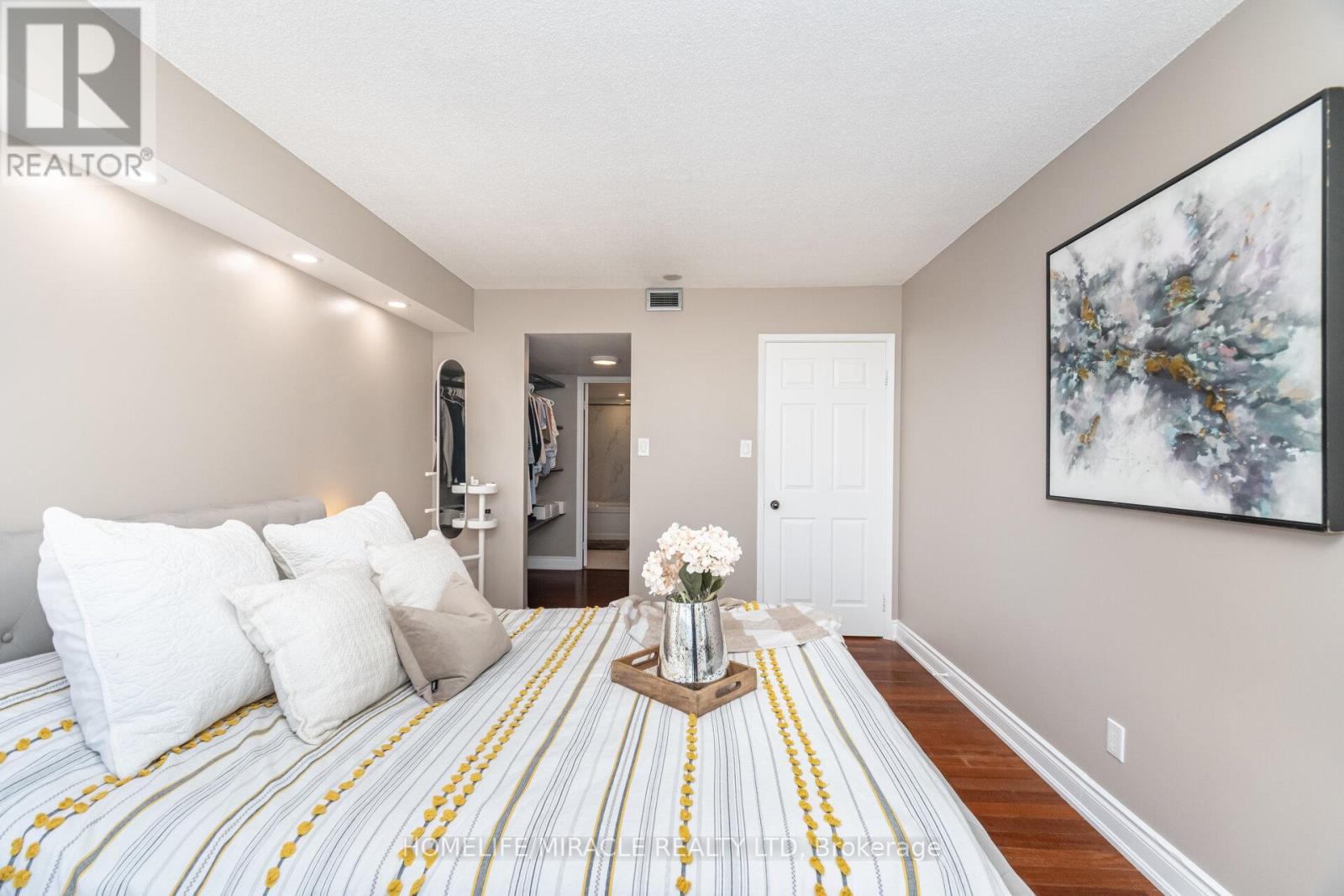 1701 - 50 Eglinton Avenue W, Mississauga (Hurontario), Ontario  L5R 3P5 - Photo 31 - W12381880