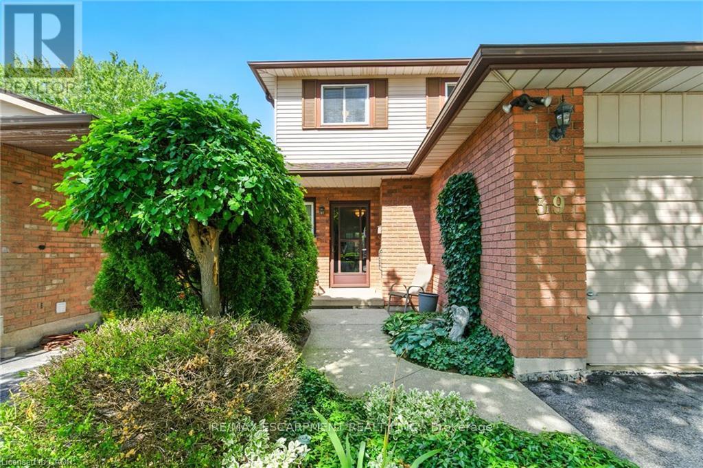 39 Megna Court, Hamilton (Gurnett), Ontario  L9C 6Y6 - Photo 3 - X12381894