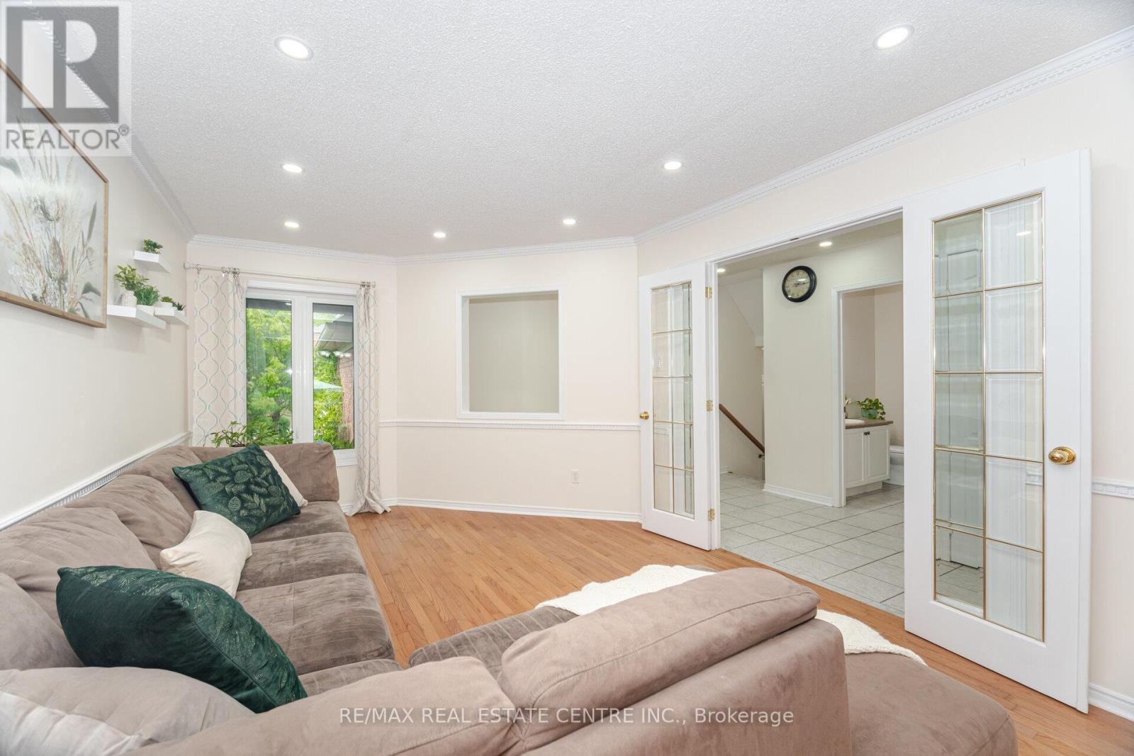 2931 Gardenview Crescent, Mississauga, Ontario  L5M 5T3 - Photo 6 - W12381796