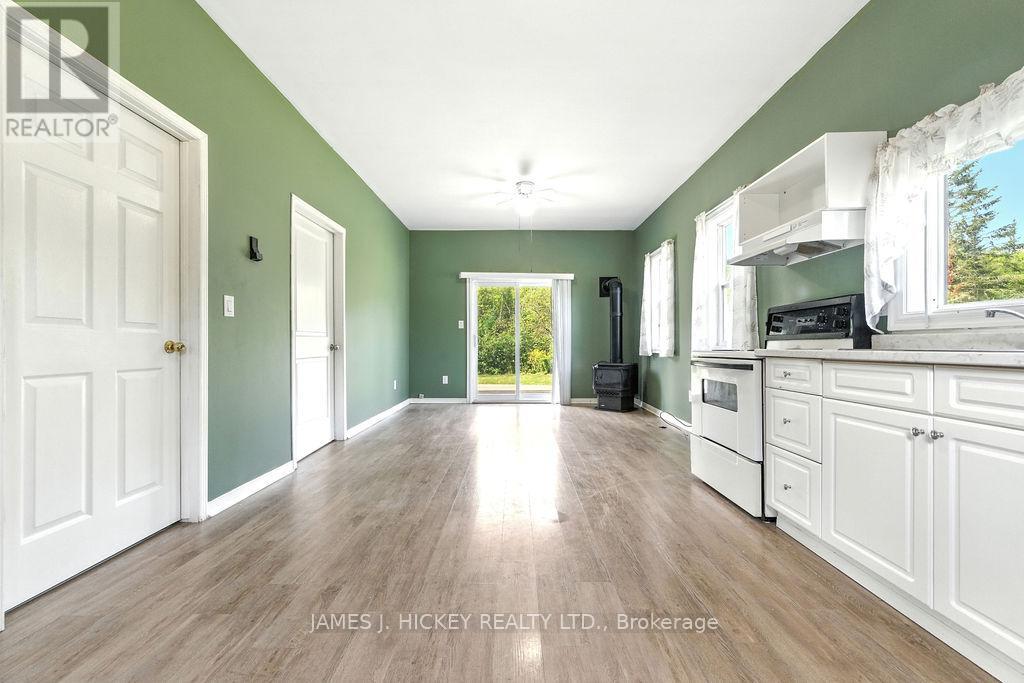 37335 Highway 17 Highway, Laurentian Hills, Ontario  K0J 2H0 - Photo 5 - X12382151