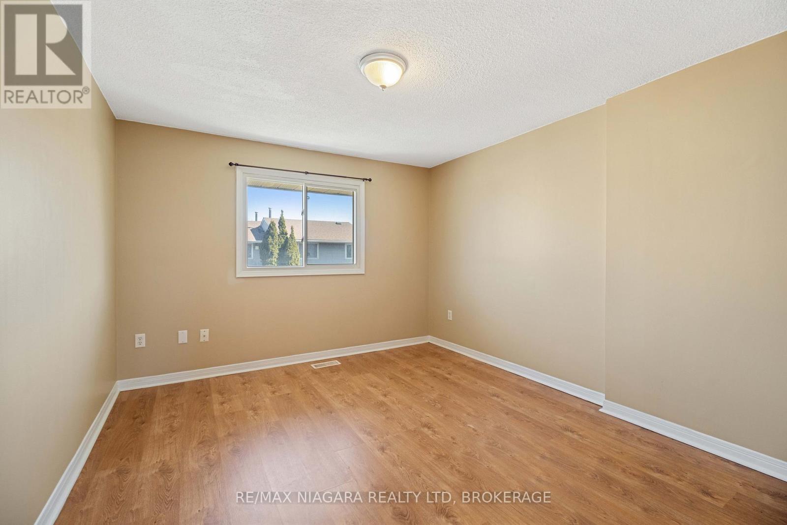 18 Julie Drive, Thorold, Ontario  L2V 4L5 - Photo 24 - X12382144