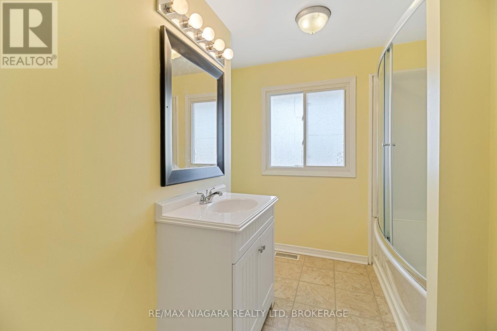 18 Julie Drive, Thorold, Ontario  L2V 4L5 - Photo 26 - X12382144