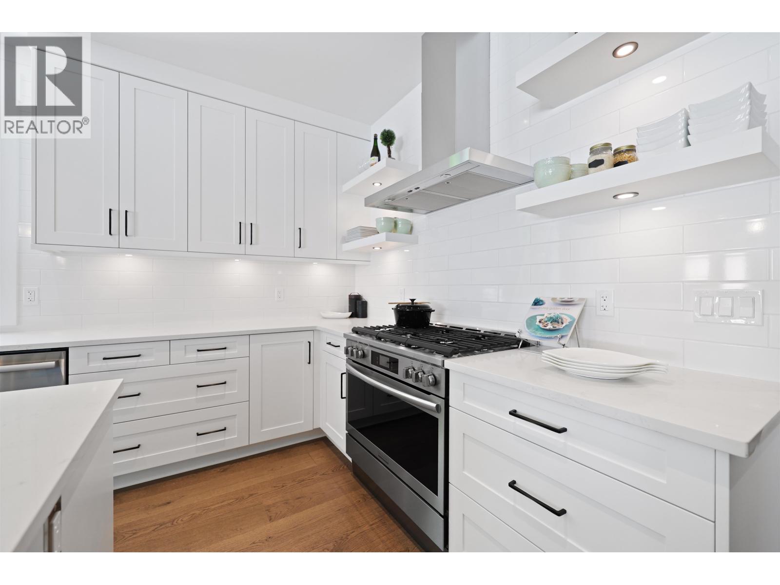 Property at 338 W 24TH STREET image 4