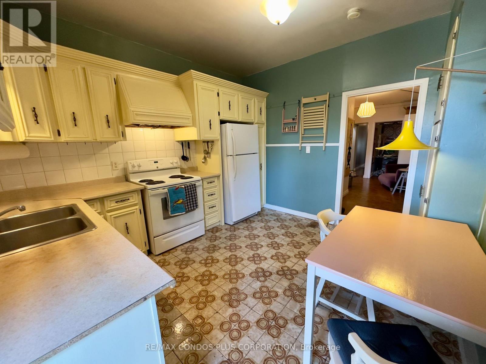 548 Roxton Road, Toronto, Ontario  M6G 3R4 - Photo 6 - C12379408