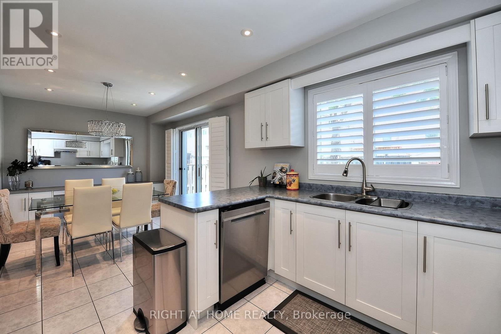 11 Giovanni Way, Vaughan, Ontario  L4H 1R7 - Photo 10 - N12381948