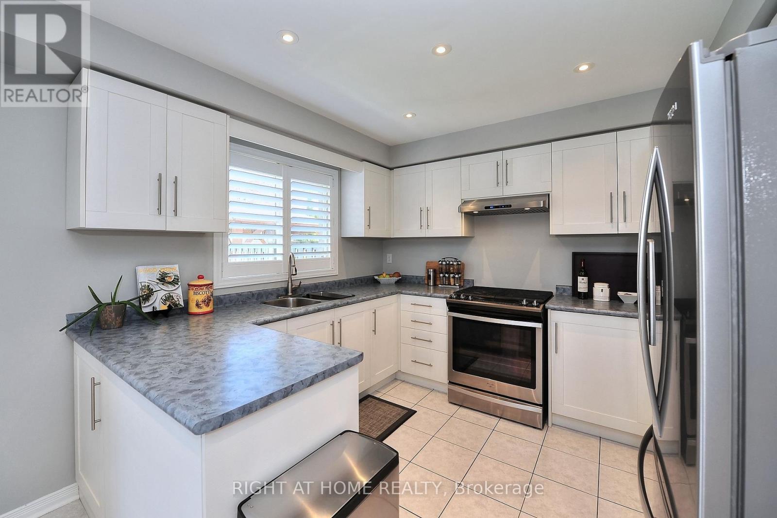 11 Giovanni Way, Vaughan, Ontario  L4H 1R7 - Photo 8 - N12381948