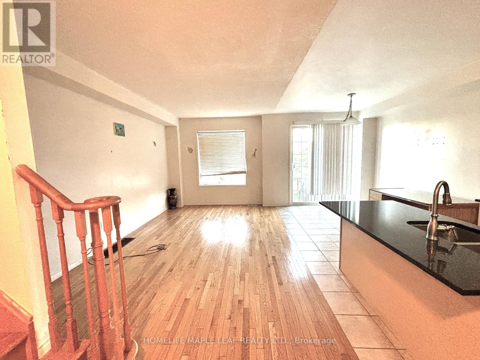39 Sussexvale Drive, Brampton, Ontario  L6R 3R2 - Photo 4 - W12382066