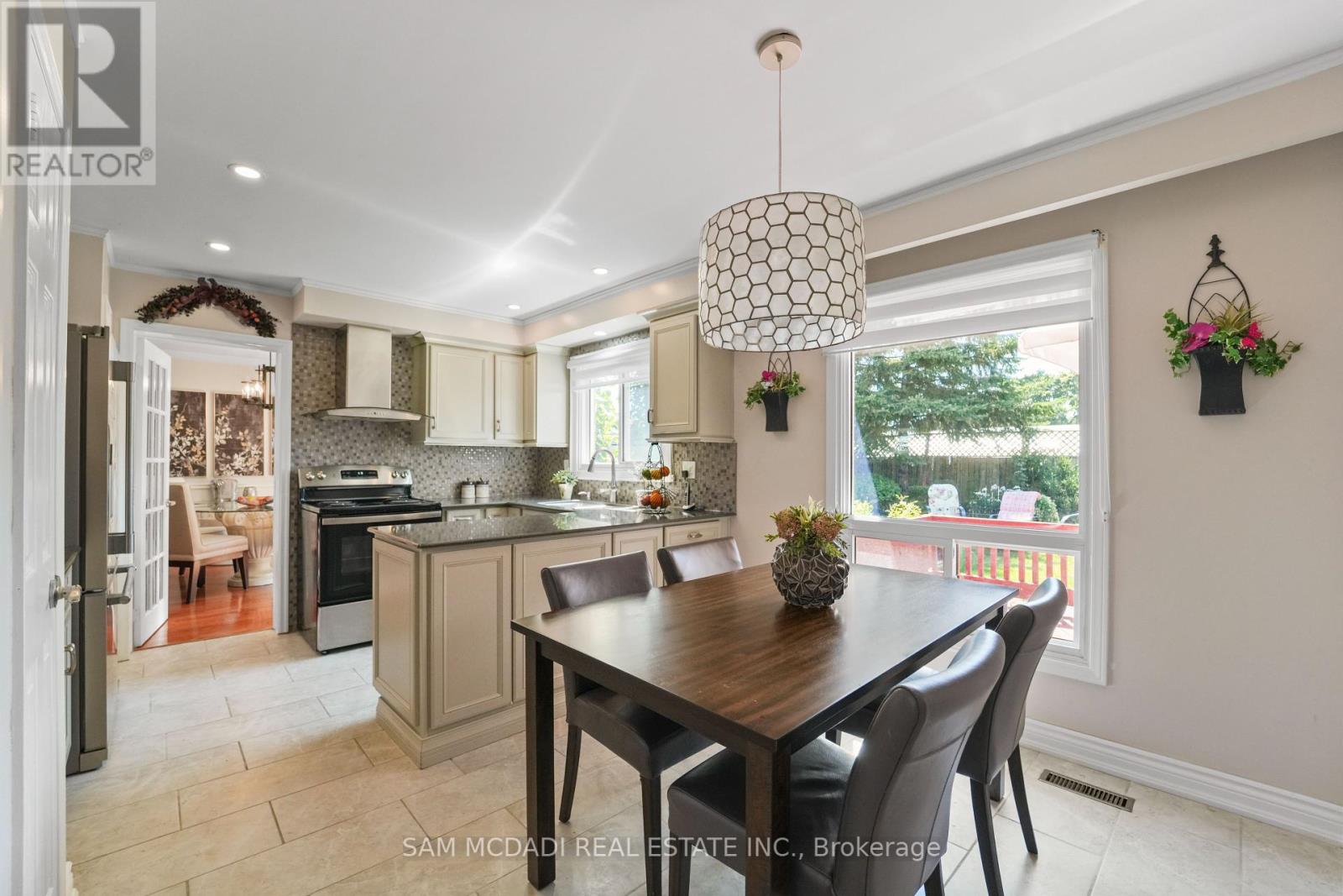 2032 Shannon Drive, Mississauga, Ontario  L5H 3W3 - Photo 13 - W12382085