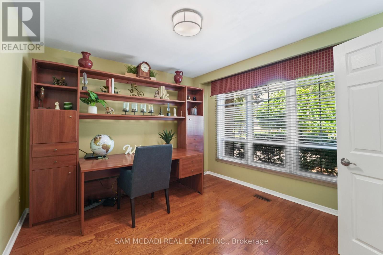 2032 Shannon Drive, Mississauga, Ontario  L5H 3W3 - Photo 17 - W12382085