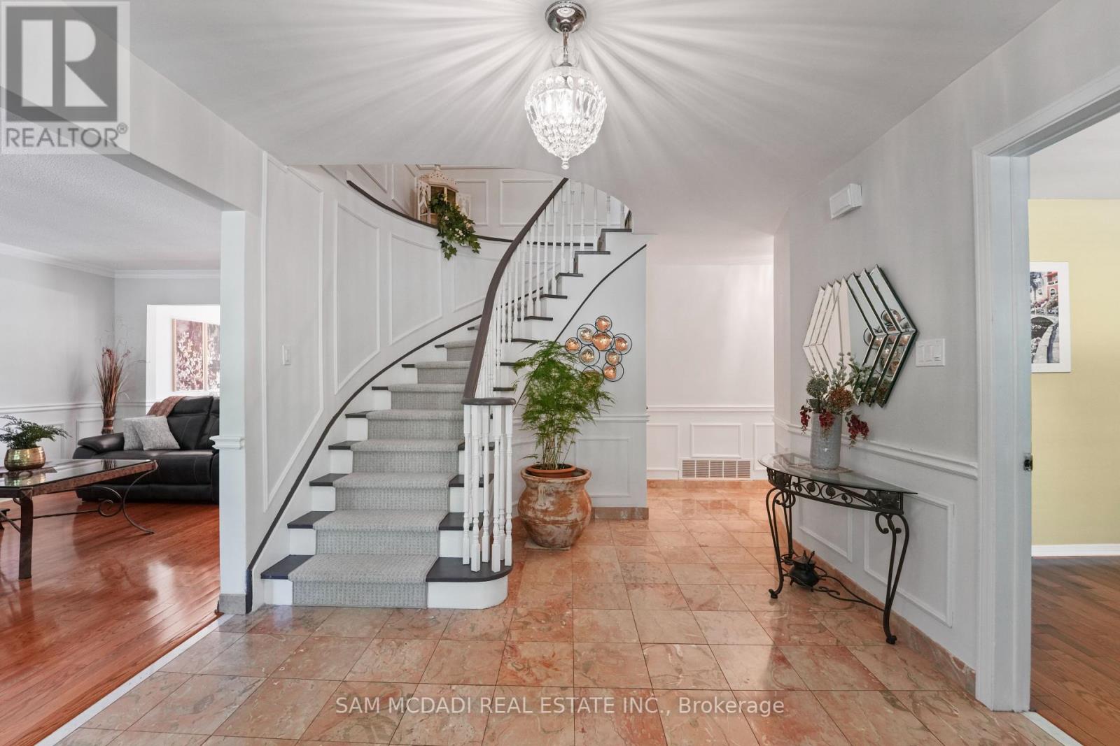 2032 Shannon Drive, Mississauga, Ontario  L5H 3W3 - Photo 6 - W12382085