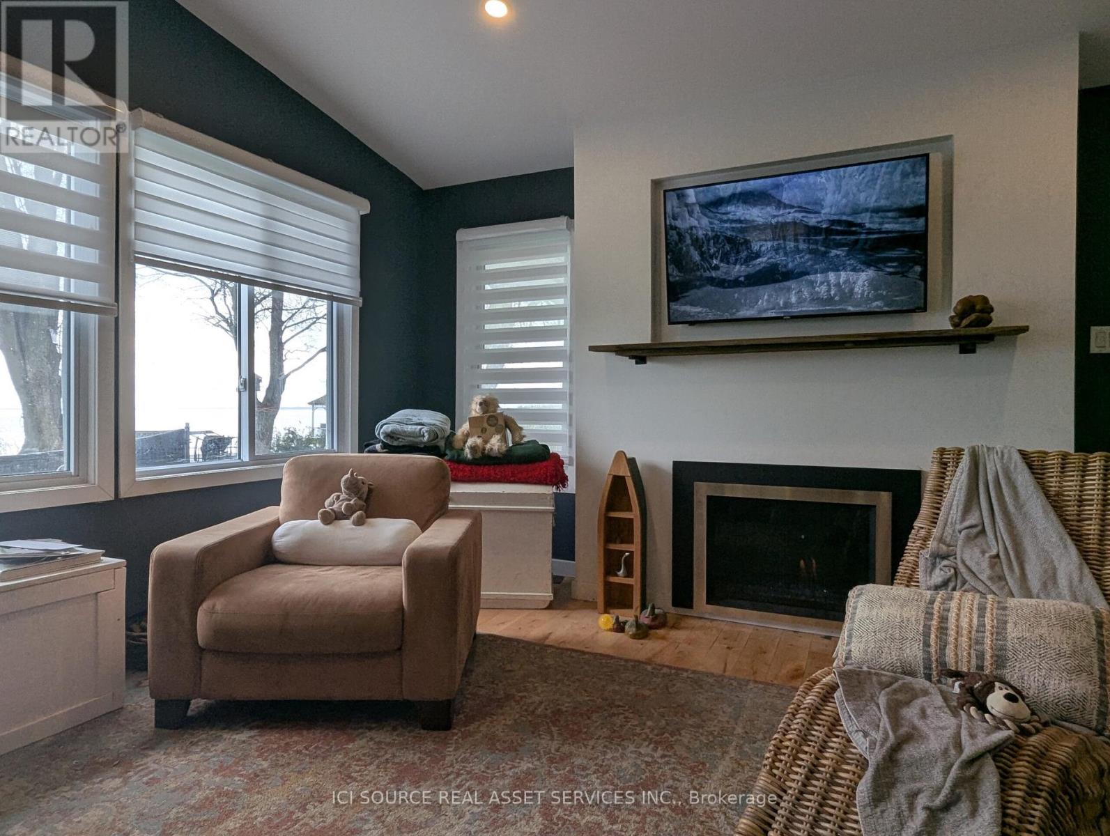 20586 Old Montreal Road, South Glengarry, Ontario  K0C 2C0 - Photo 2 - X12381964