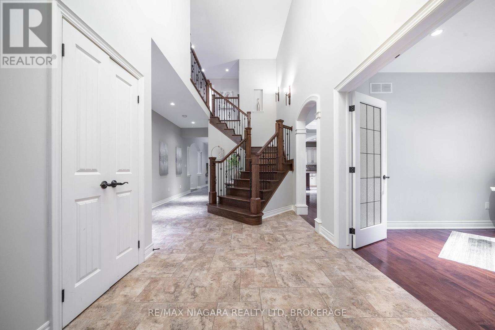 9128 Tapestry Court, Niagara Falls, Ontario  L2H 0E2 - Photo 5 - X12382201