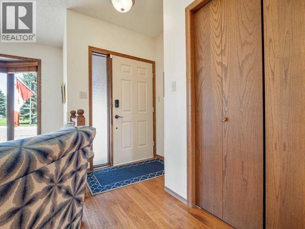 42 Ridgewood Boulevard W, Lethbridge, Alberta  T1K 6B9 - Photo 3 - A2245095
