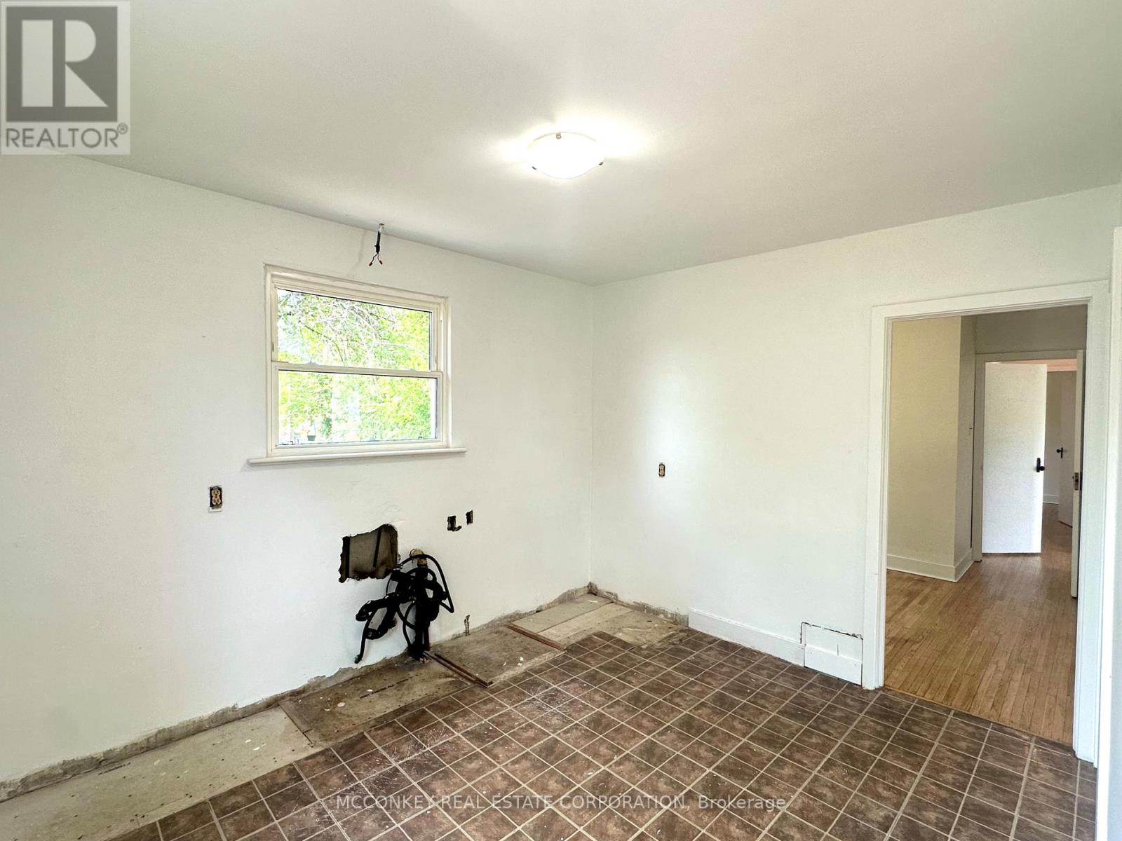 1033 Western Avenue, Peterborough, Ontario  K9J 5W5 - Photo 9 - X12382208