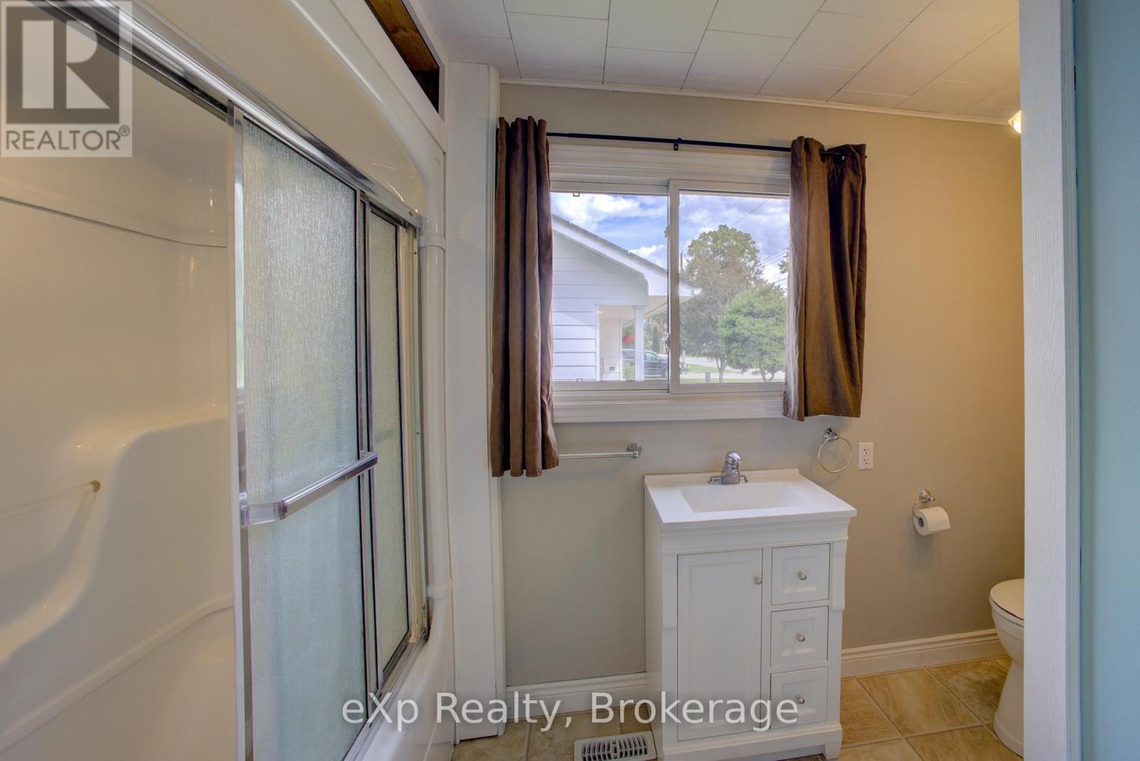 2033 Mill Street, Howick, Ontario N0G 1X0 - Photo 36 - X12382289