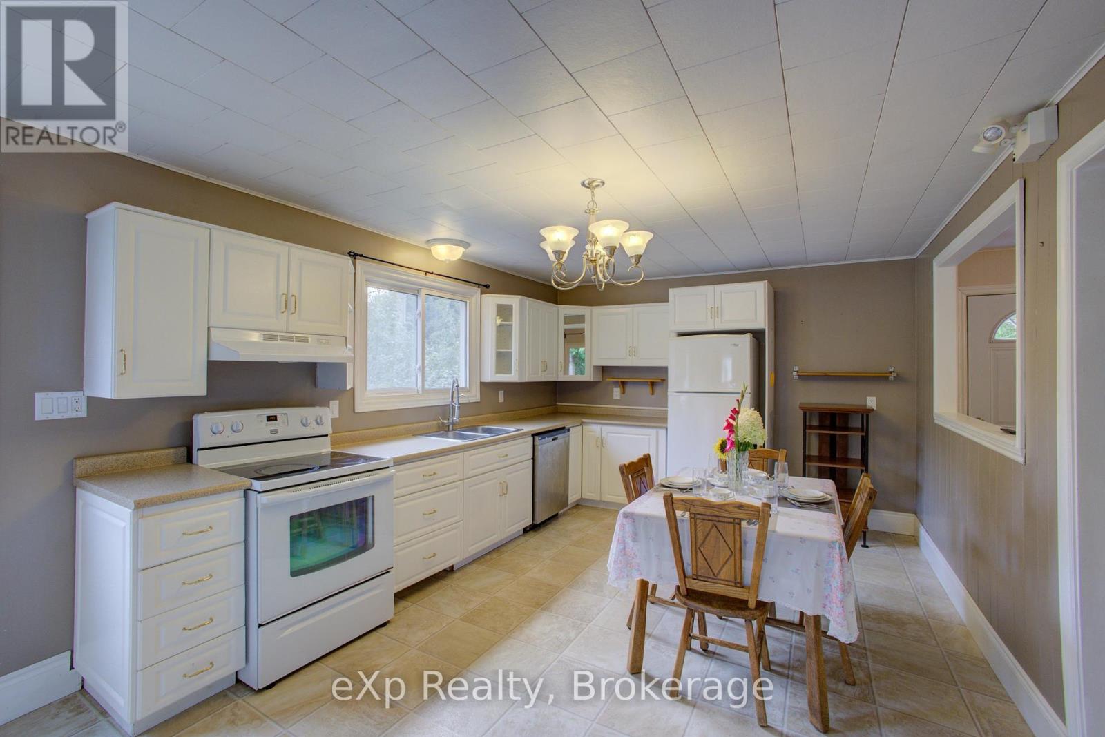 2033 Mill Street, Howick, Ontario N0G 1X0 - Photo 33 - X12382289