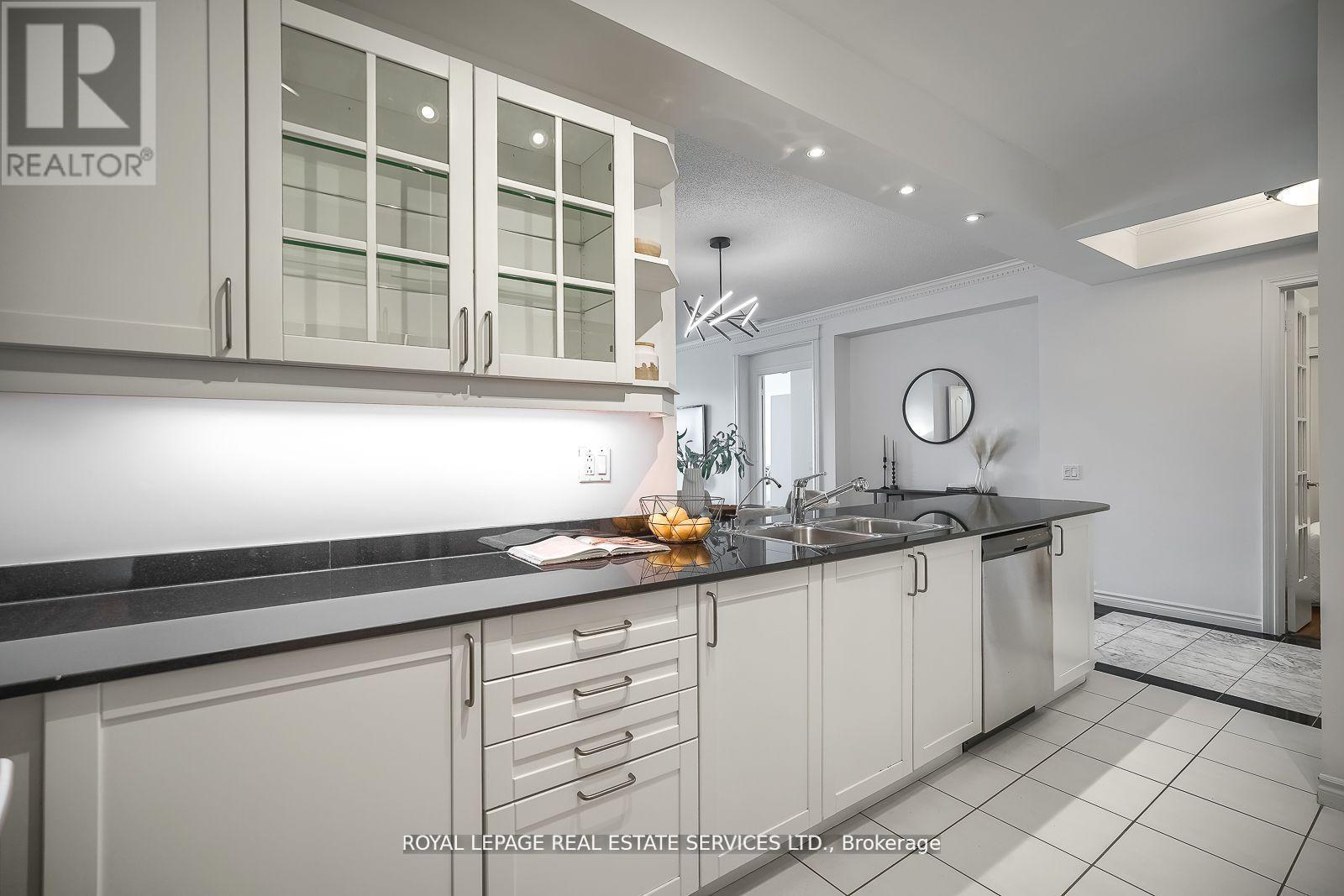 811 - 18 William Carson Crescent, Toronto, Ontario  M2P 2G6 - Photo 8 - C12382258
