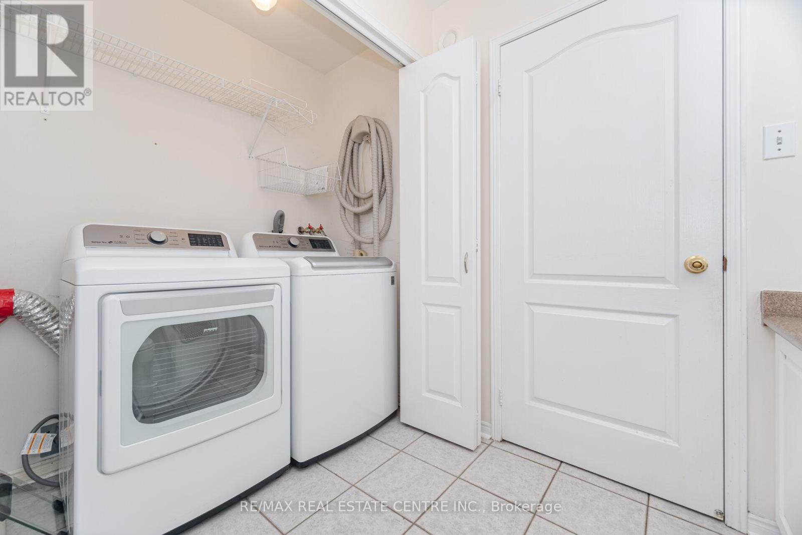 2931 Gardenview Crescent, Mississauga, Ontario  L5M 5T3 - Photo 16 - W12381796