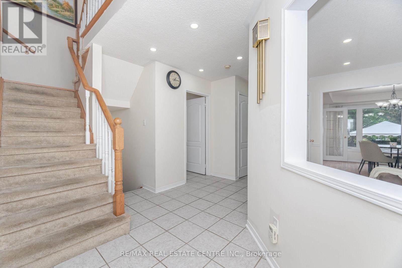 2931 Gardenview Crescent, Mississauga, Ontario  L5M 5T3 - Photo 5 - W12381796