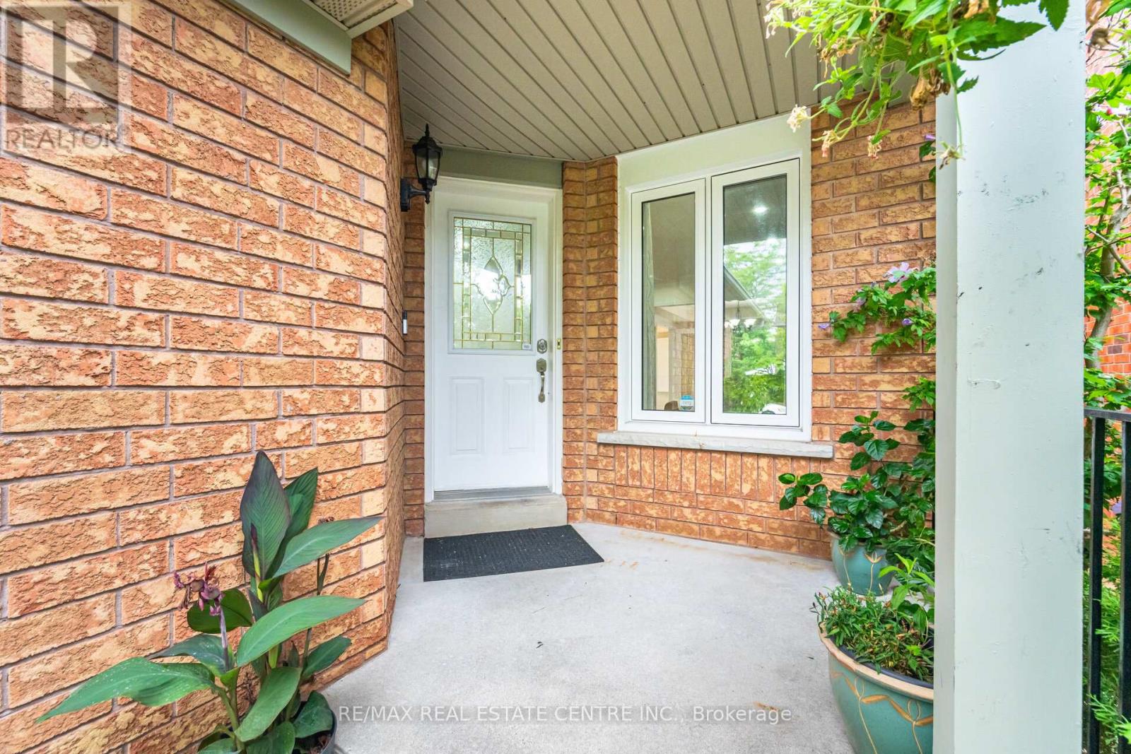2931 Gardenview Crescent, Mississauga, Ontario  L5M 5T3 - Photo 4 - W12381796