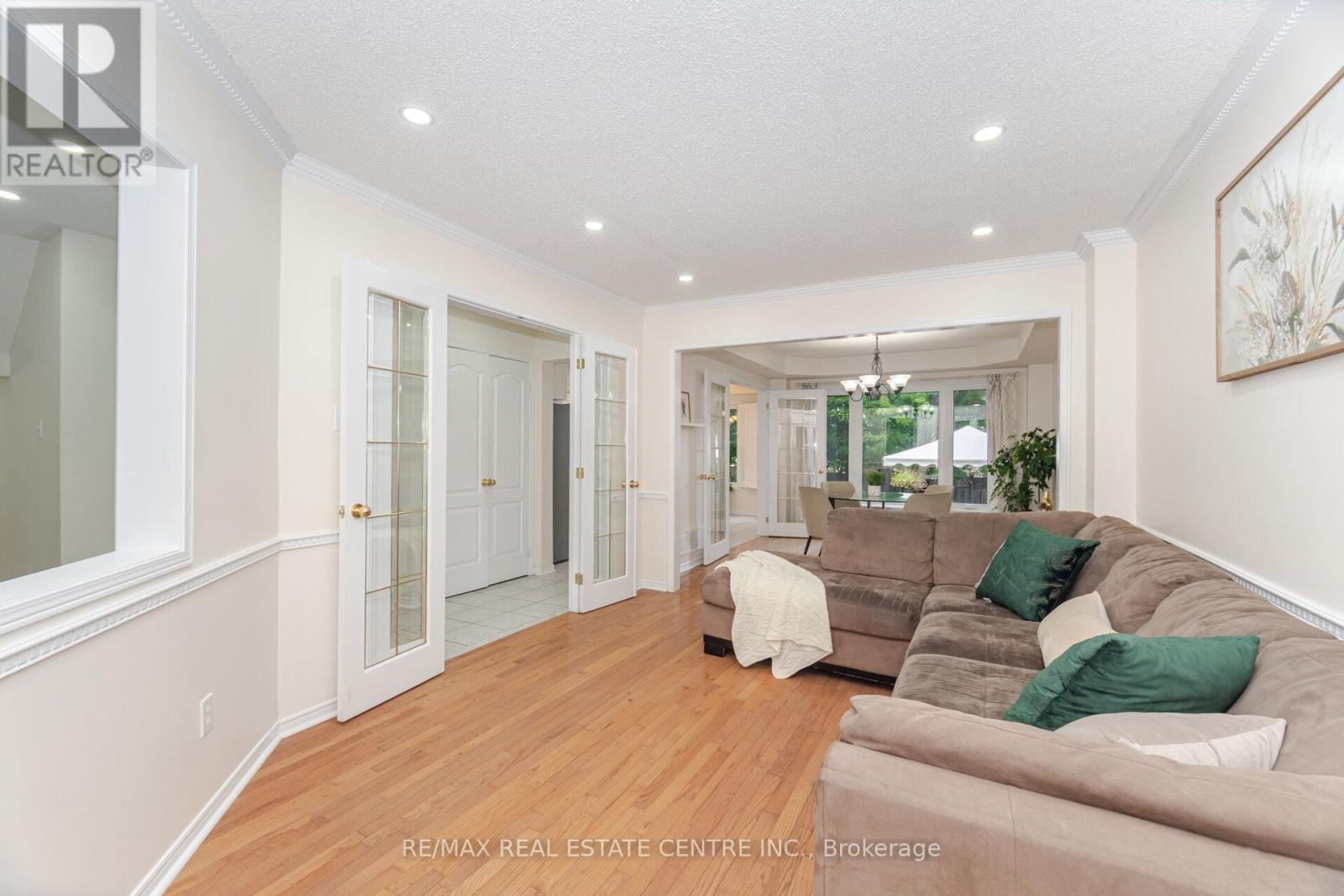 2931 Gardenview Crescent, Mississauga, Ontario  L5M 5T3 - Photo 7 - W12381796