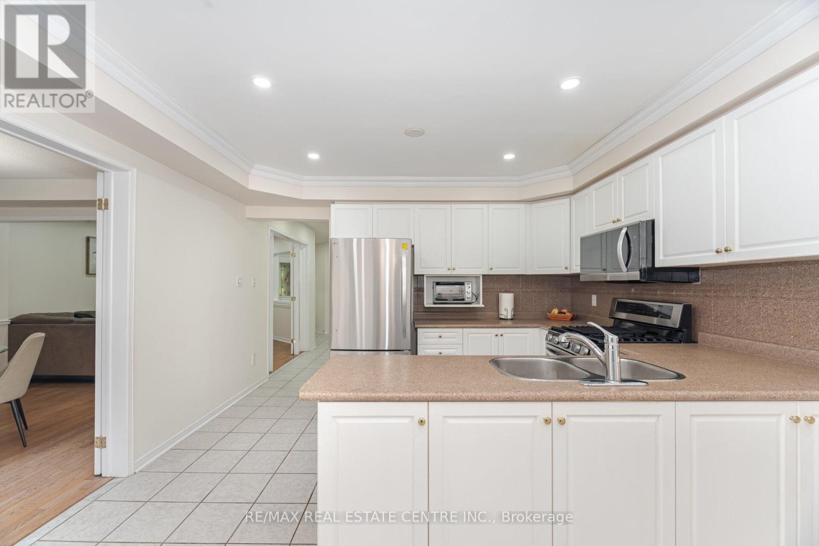 2931 Gardenview Crescent, Mississauga, Ontario  L5M 5T3 - Photo 11 - W12381796
