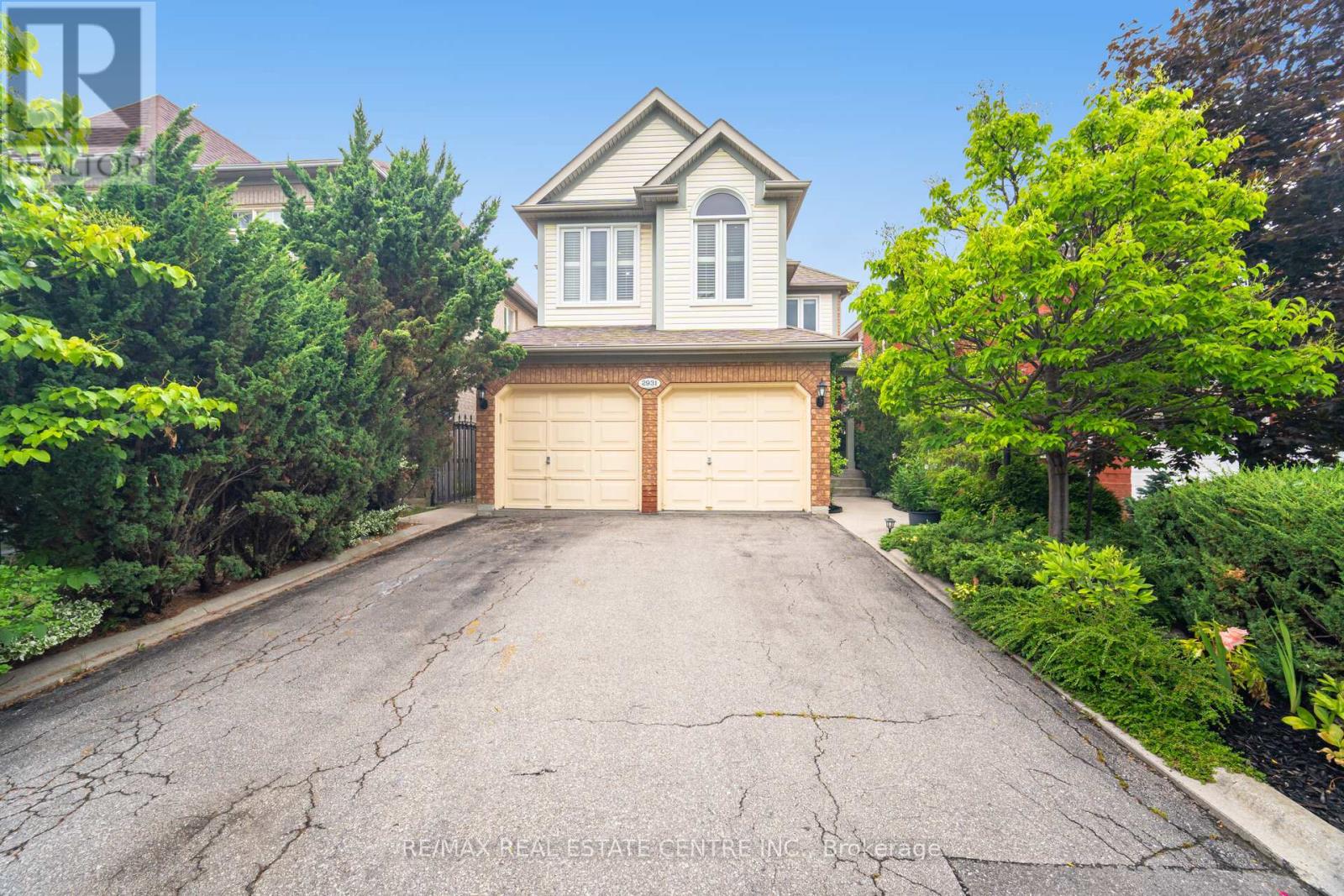 2931 Gardenview Crescent, Mississauga, Ontario  L5M 5T3 - Photo 3 - W12381796