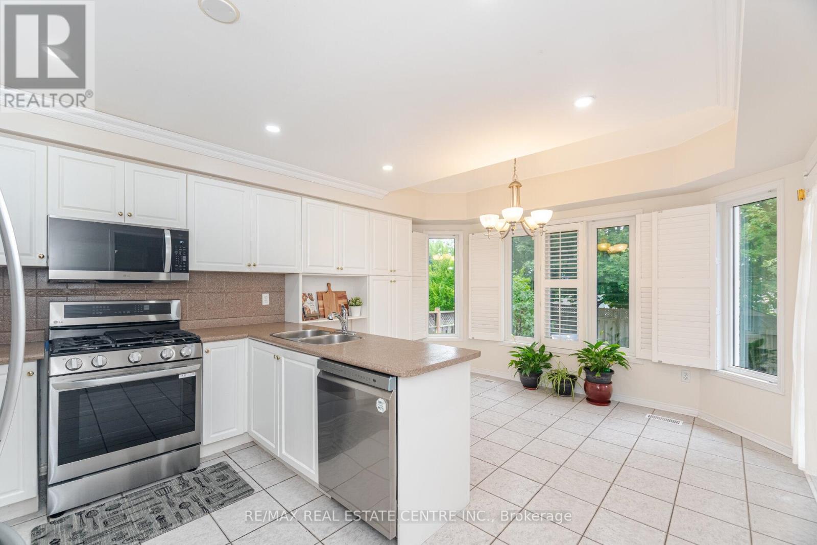 2931 Gardenview Crescent, Mississauga, Ontario  L5M 5T3 - Photo 12 - W12381796