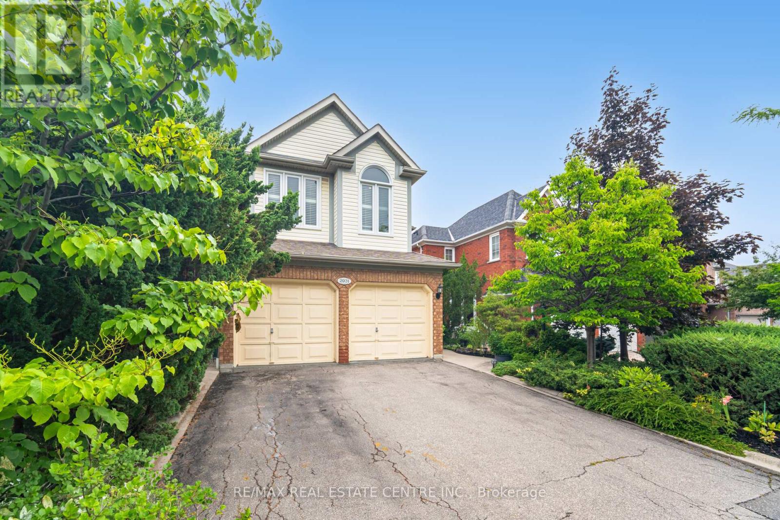 2931 Gardenview Crescent, Mississauga, Ontario  L5M 5T3 - Photo 2 - W12381796