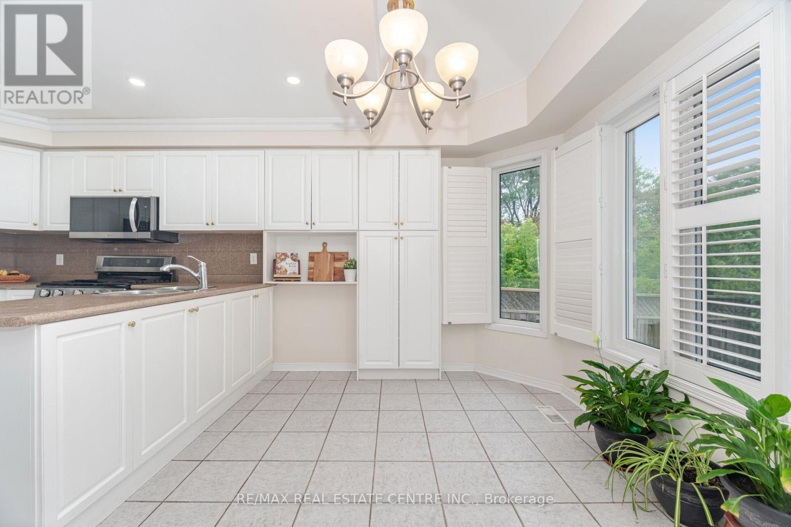 2931 Gardenview Crescent, Mississauga, Ontario  L5M 5T3 - Photo 14 - W12381796