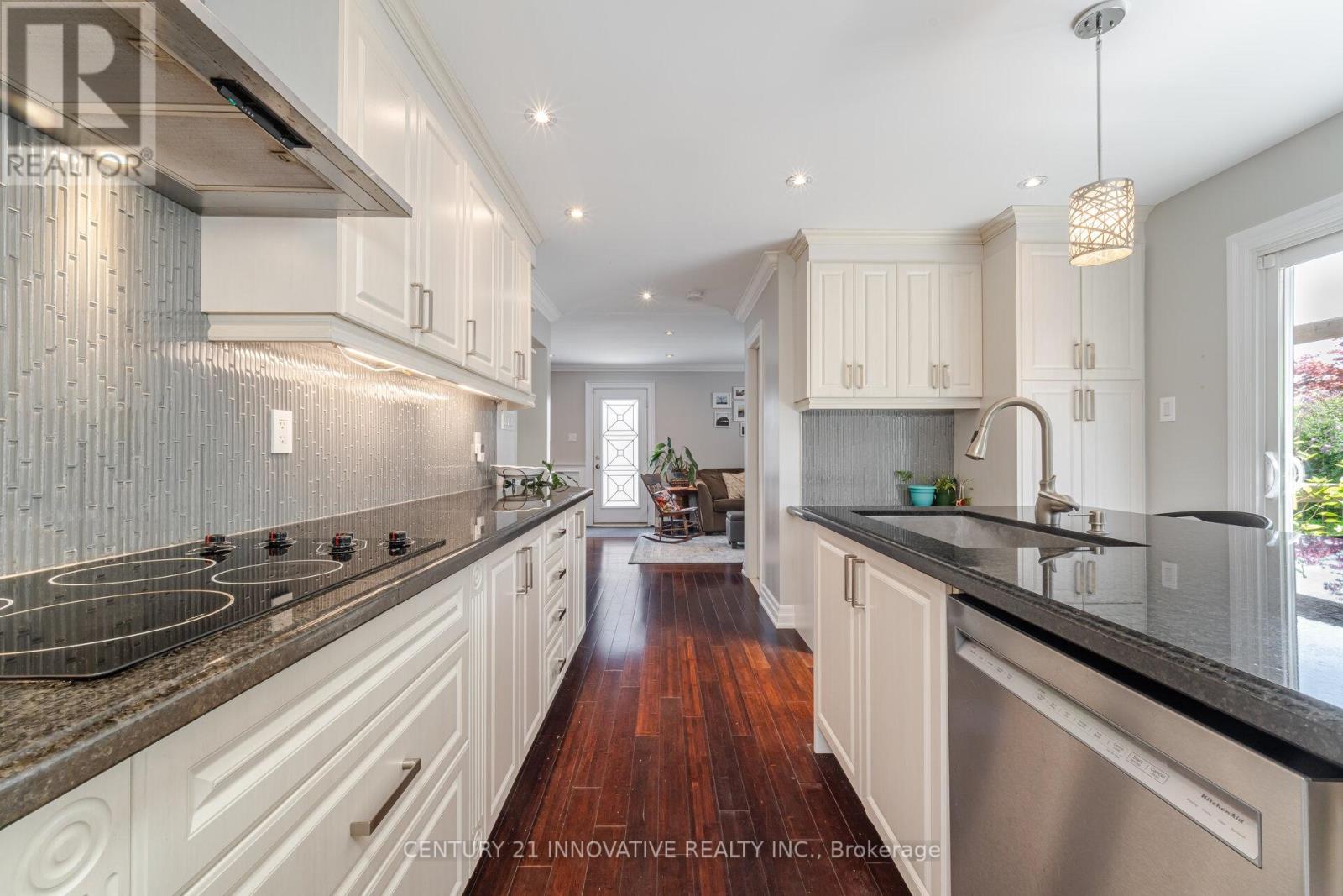 37 Massey Street, Brampton, Ontario  L6S 2V7 - Photo 11 - W12382207