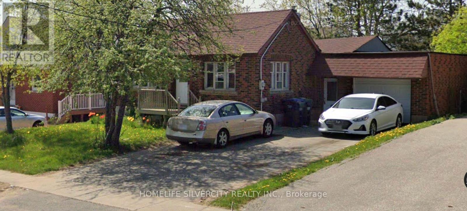 30 Woodward Avenue, Brampton, Ontario  L6V 1K1 - Photo 2 - W12382274