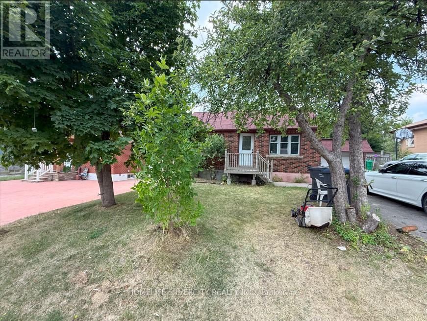30 Woodward Avenue, Brampton, Ontario  L6V 1K1 - Photo 3 - W12382274