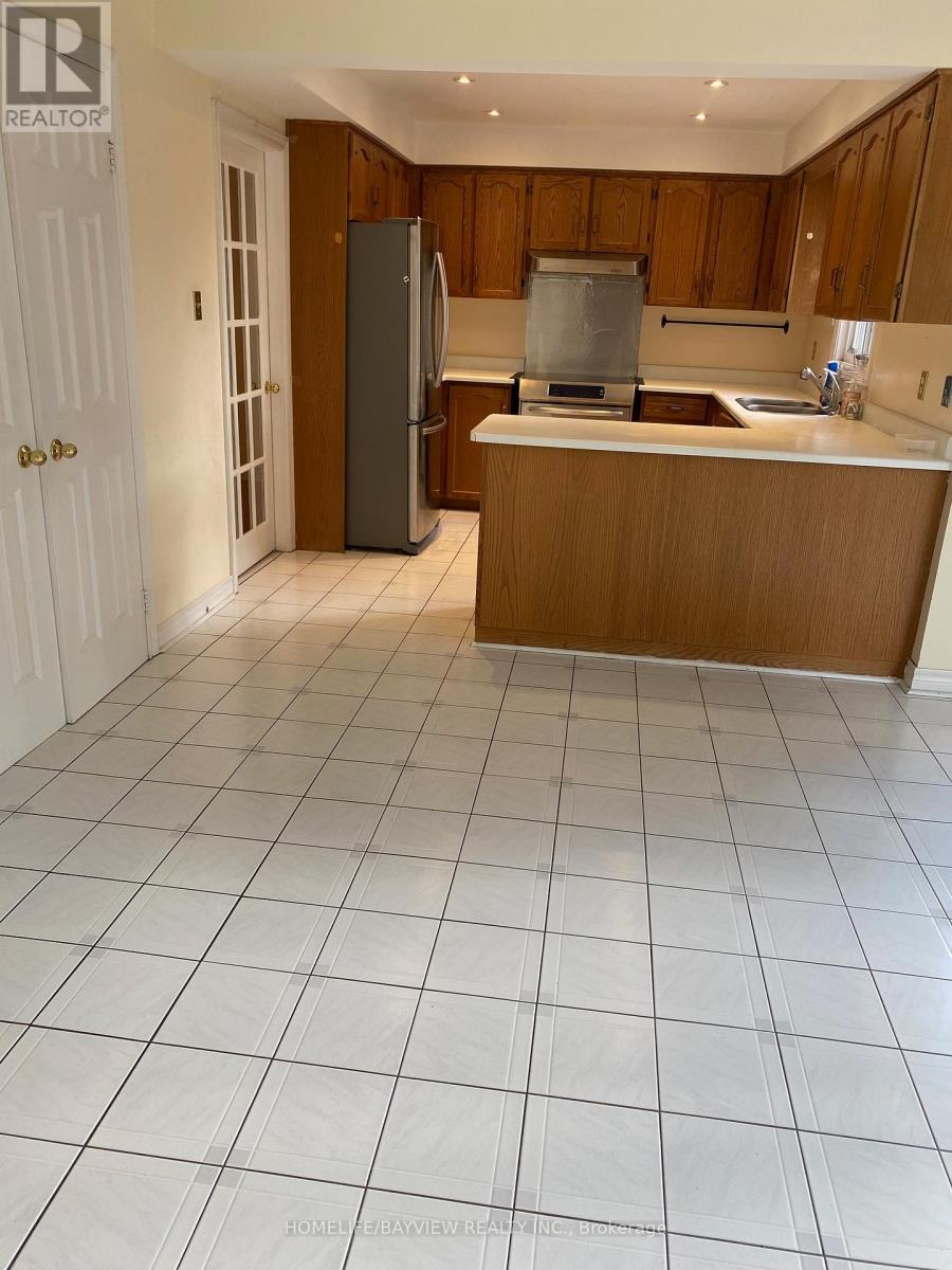 2 Maureen Court, Richmond Hill, Ontario  L4B 3H9 - Photo 7 - N12377911