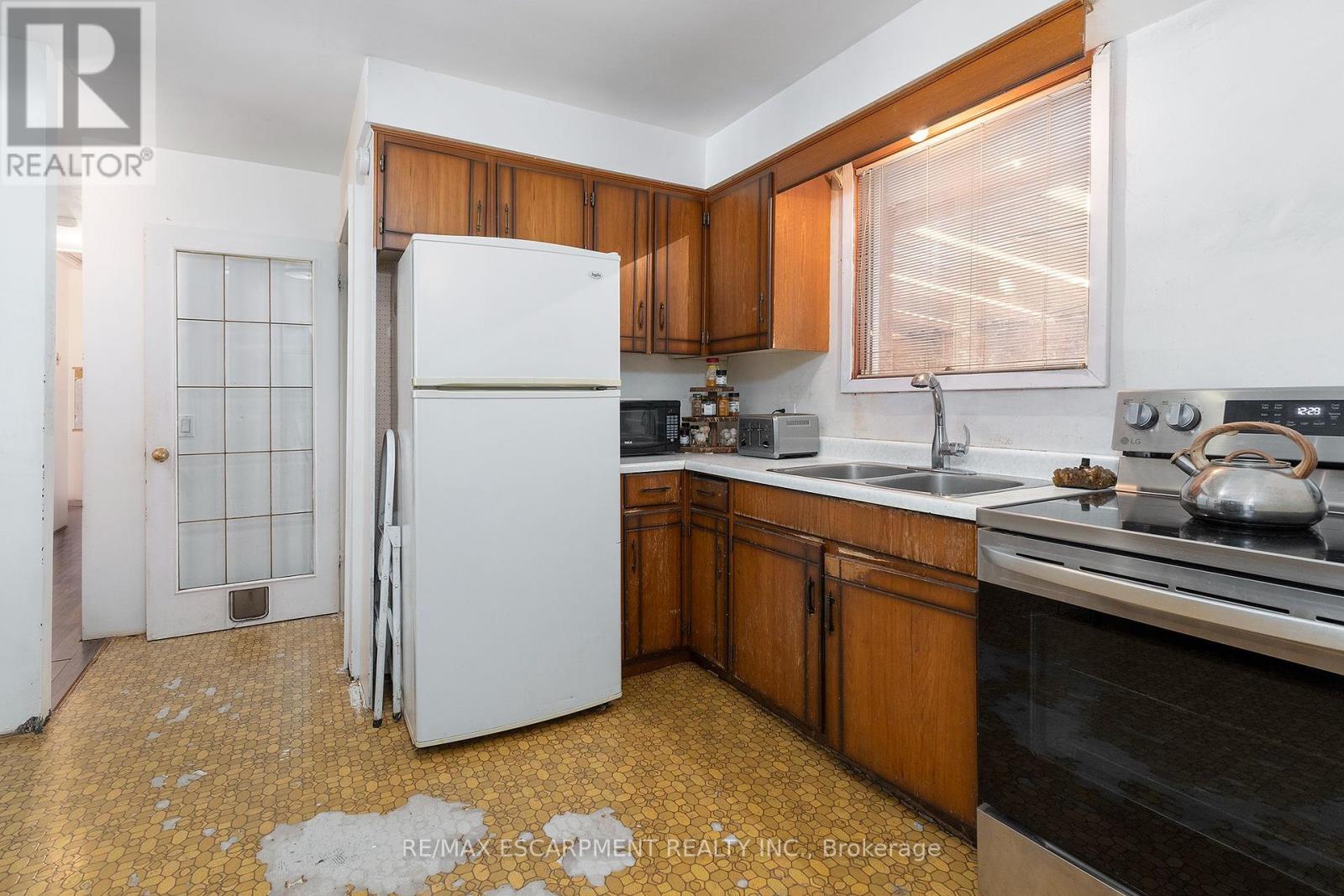 426 Clare Avenue, Welland, Ontario  L3C 3B3 - Photo 7 - X12382269
