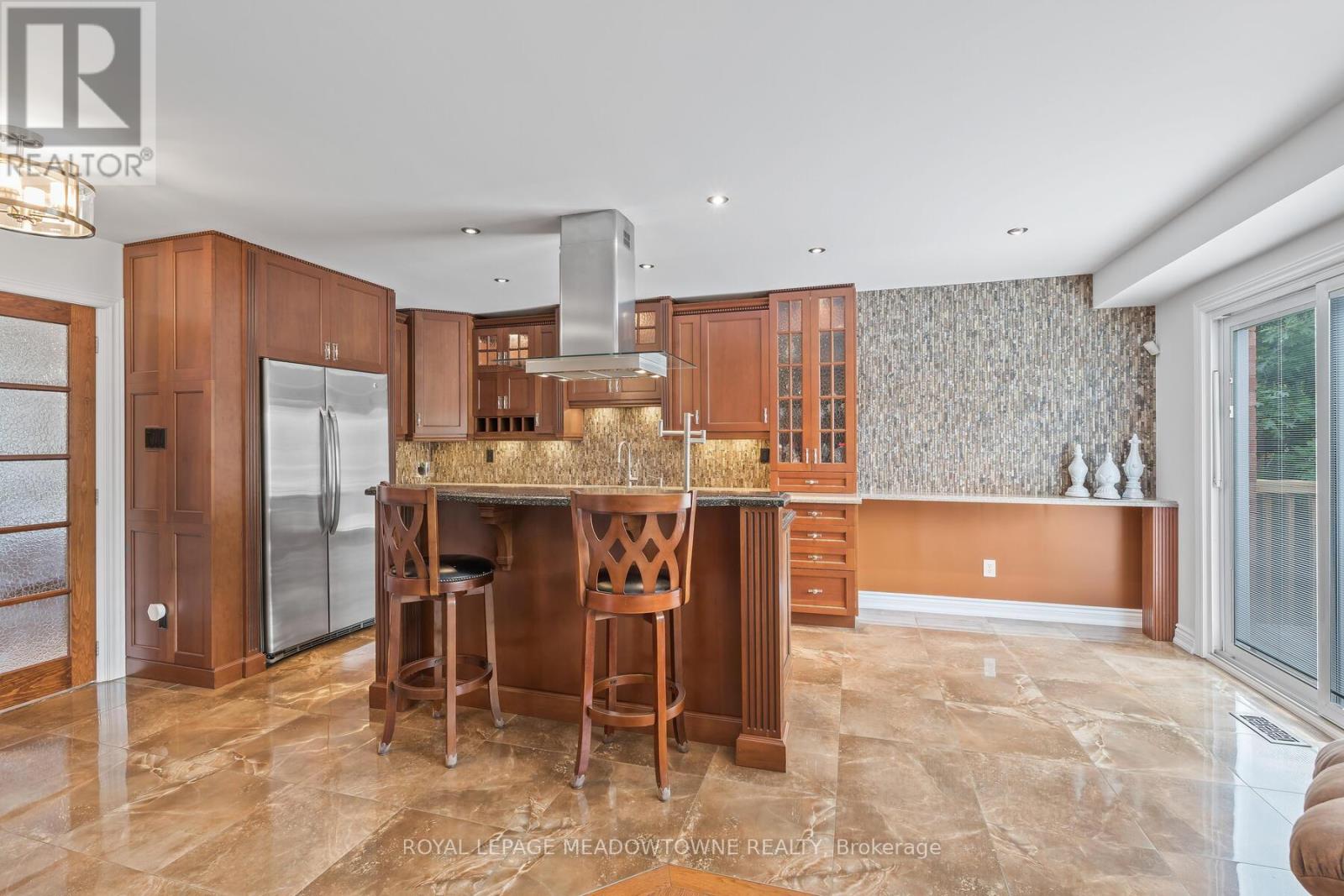 10 Janet Court, Halton Hills, Ontario  L7G 5N7 - Photo 8 - W12381077