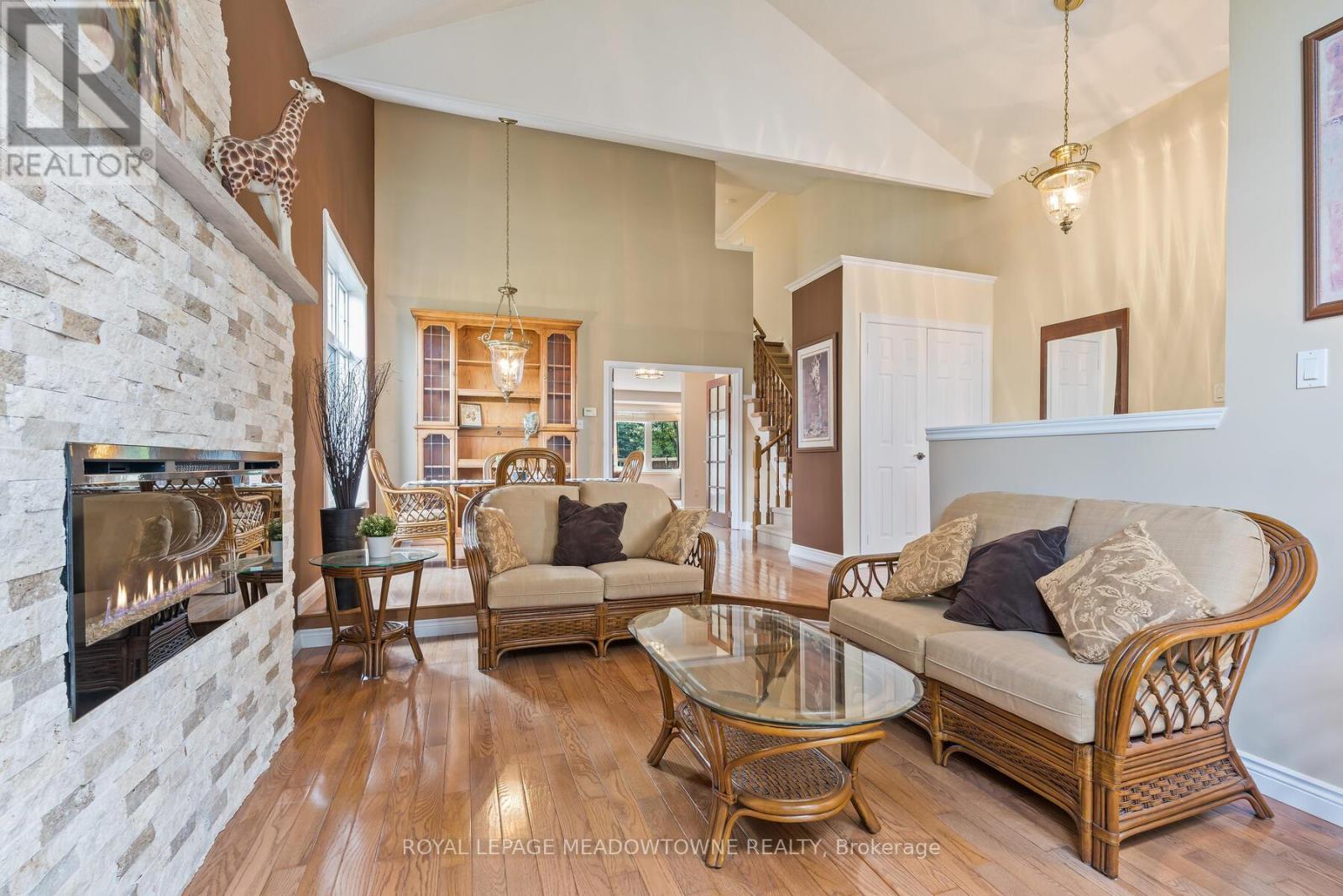 10 Janet Court, Halton Hills, Ontario  L7G 5N7 - Photo 6 - W12381077