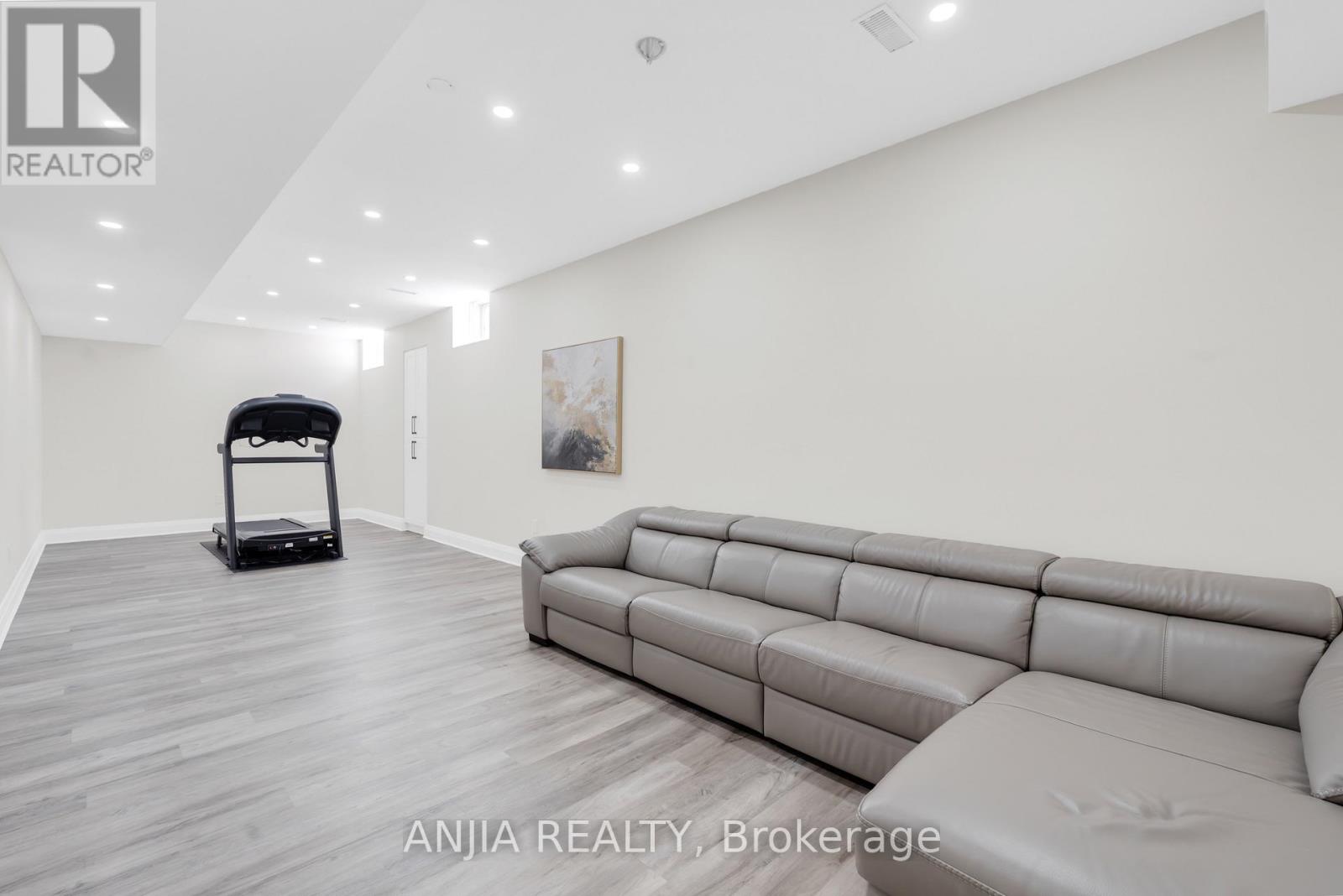 9 Mario Avenue, Markham, Ontario  L6C 0X8 - Photo 37 - N12382349