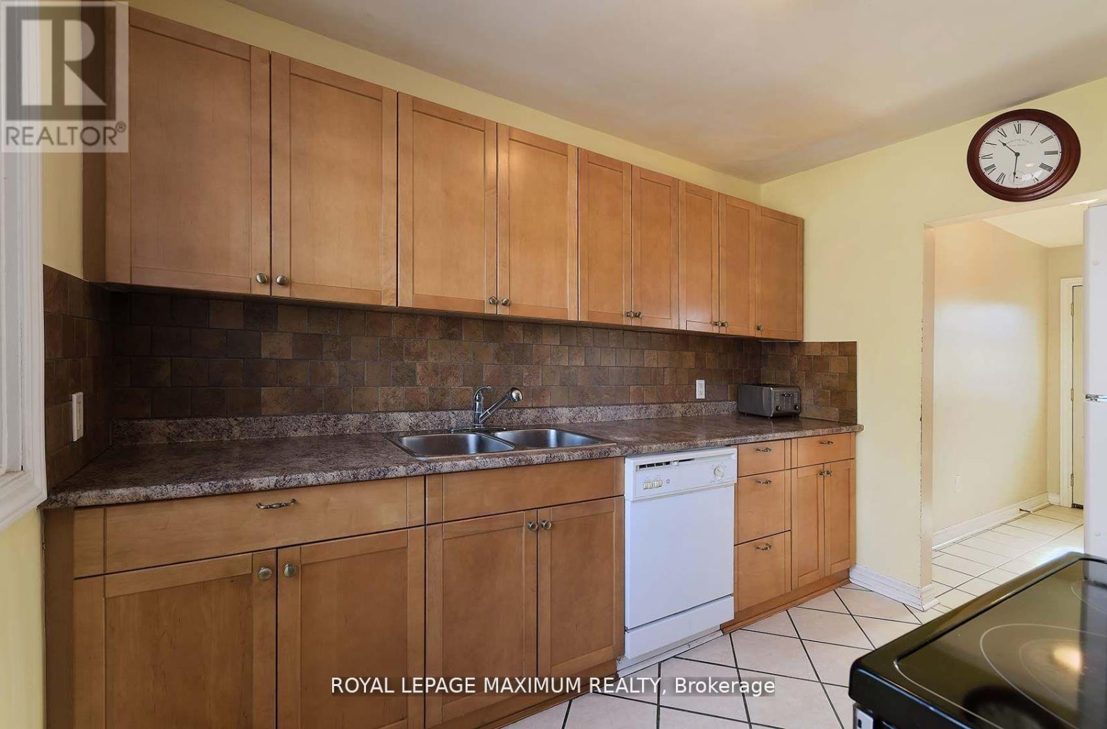 149 Leighland Avenue, Oakville, Ontario  L6H 1B3 - Photo 10 - W12382327