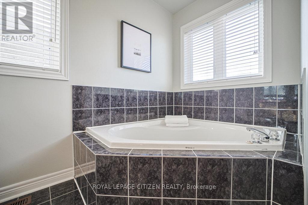 31 Burnhaven Avenue, Vaughan (Maple), Ontario  L6A 2P2 - Photo 27 - N12382457
