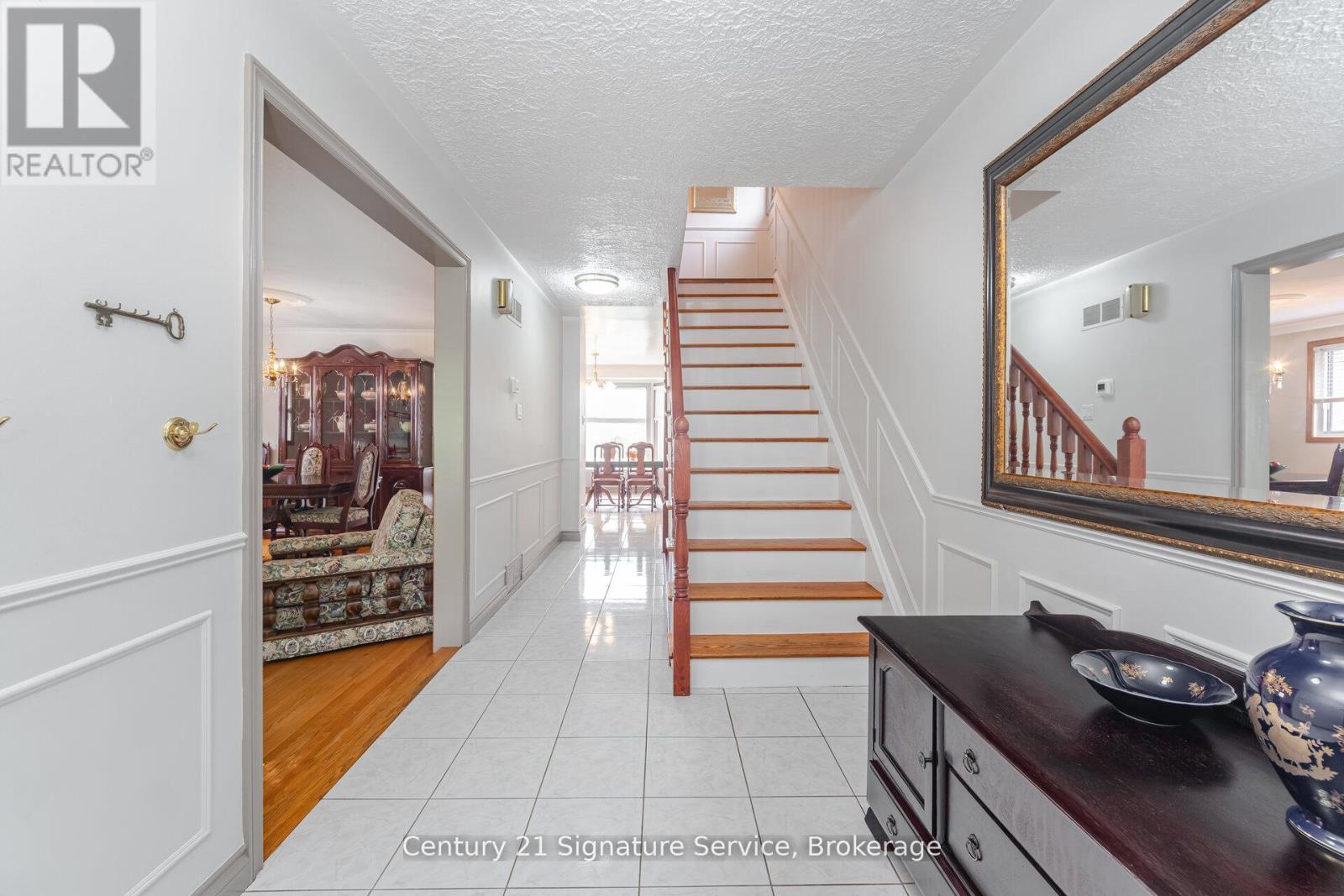512 Selsey Drive, Mississauga, Ontario  L5A 1B9 - Photo 8 - W12379944