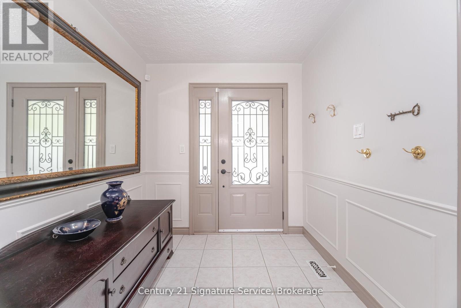 512 Selsey Drive, Mississauga, Ontario  L5A 1B9 - Photo 7 - W12379944