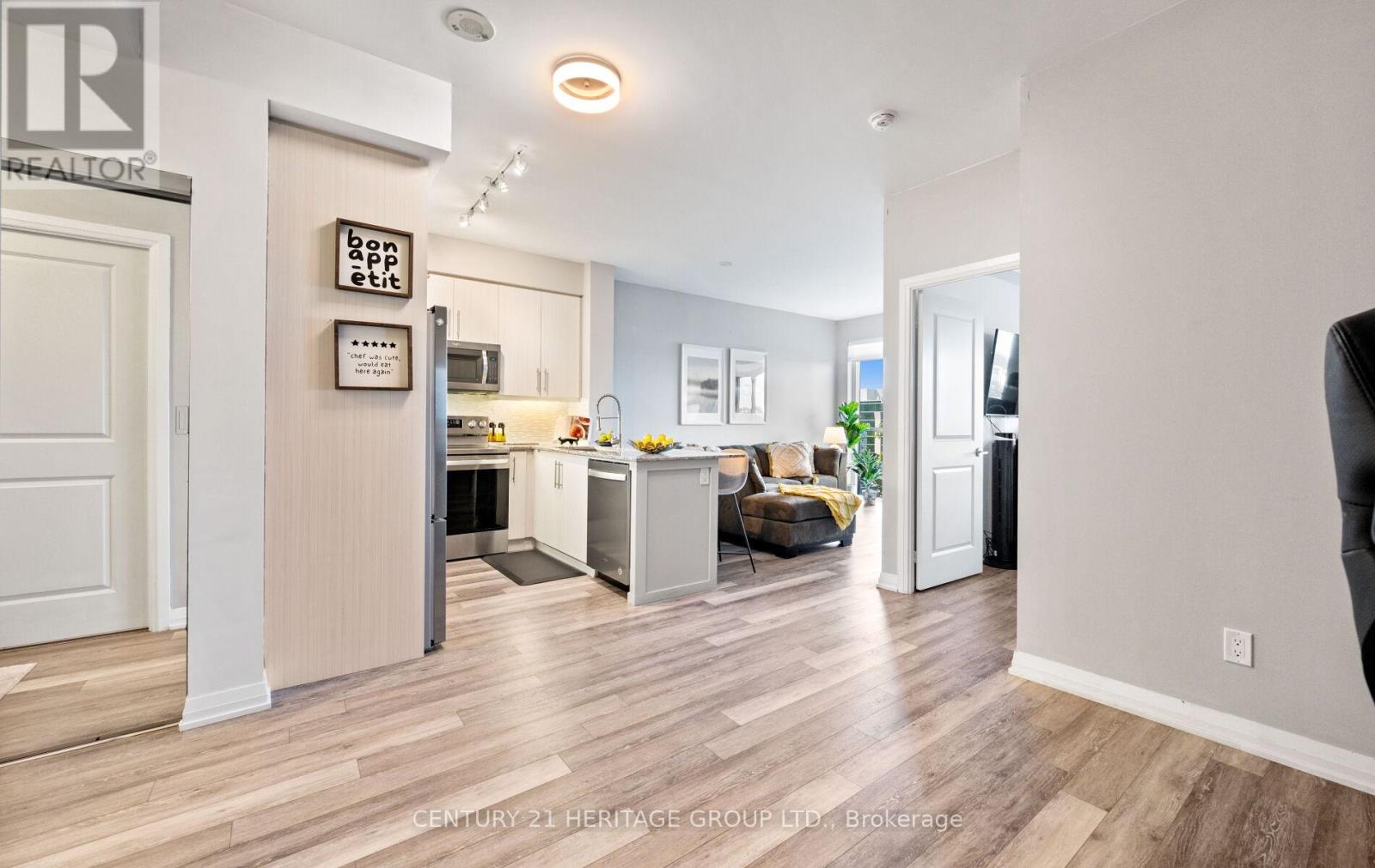 406 - 65 Oneida Crescent, Richmond Hill (Langstaff), Ontario  L4B 0G9 - Photo 1 - N12382083