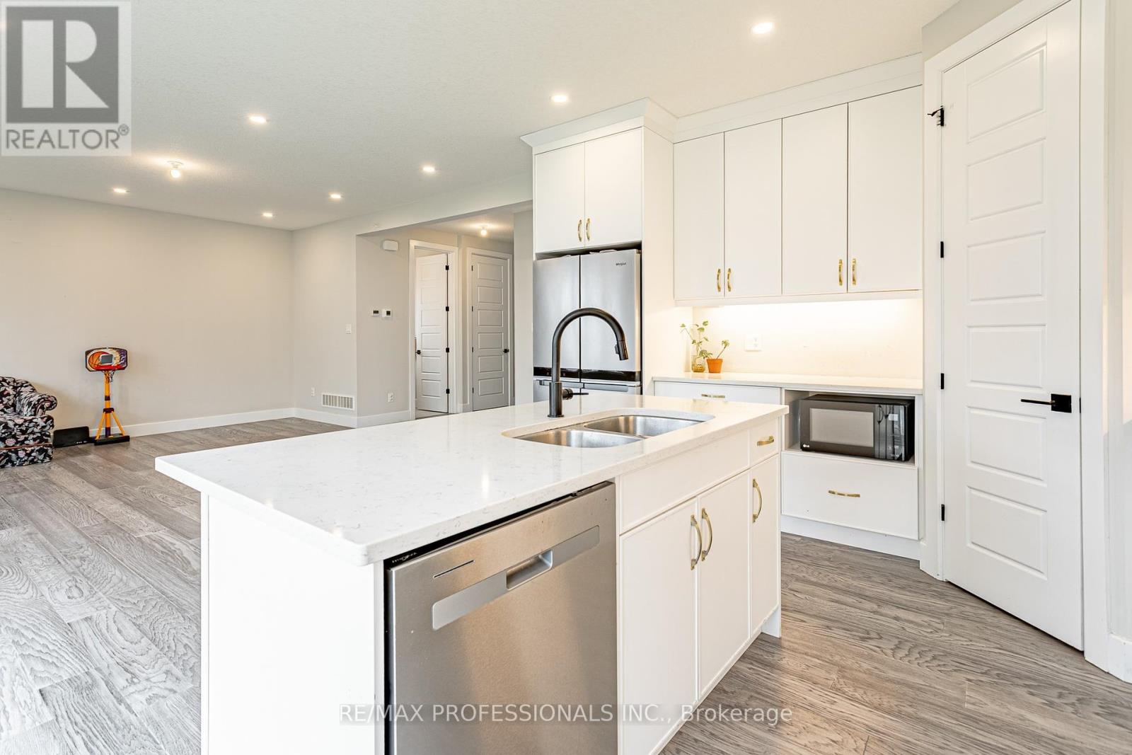 3328 Oriole Drive, London South, Ontario  N6M 0K1 - Photo 11 - X12380107