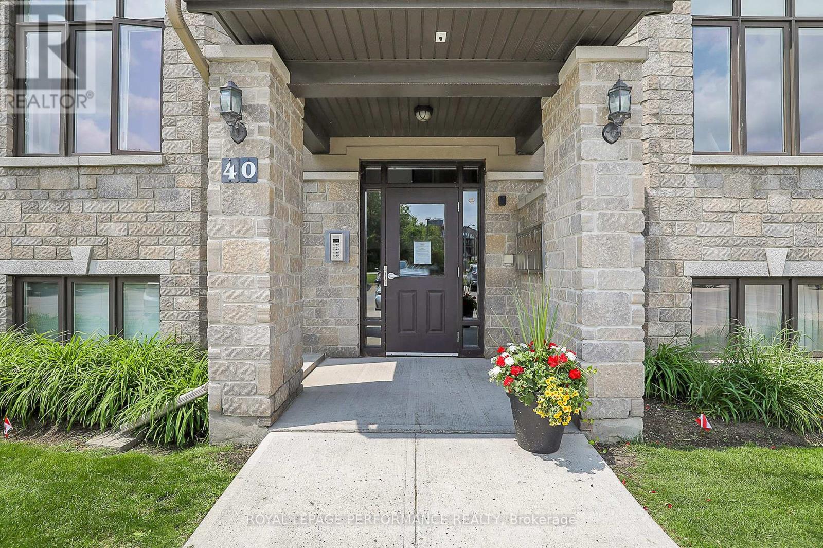 2 - 40 Prestige Circle, Ottawa, Ontario  K4A 0W9 - Photo 2 - X12382487