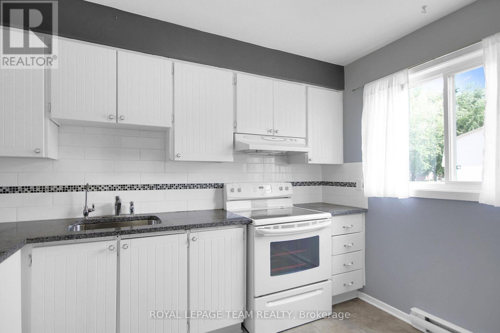 F - 23 Sonnet Crescent, Ottawa, Ontario  K2H 8W8 - Photo 11 - X12382490