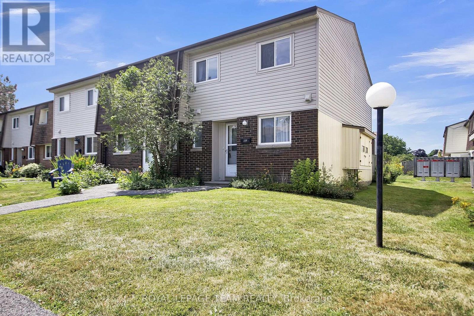 F - 23 Sonnet Crescent, Ottawa, Ontario  K2H 8W8 - Photo 2 - X12382490